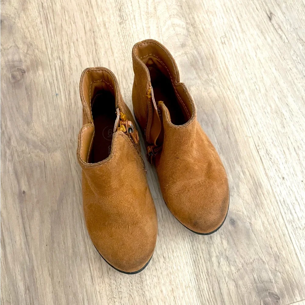 Cat and Jack camel suede boots zippered tiny people on the 5’s
